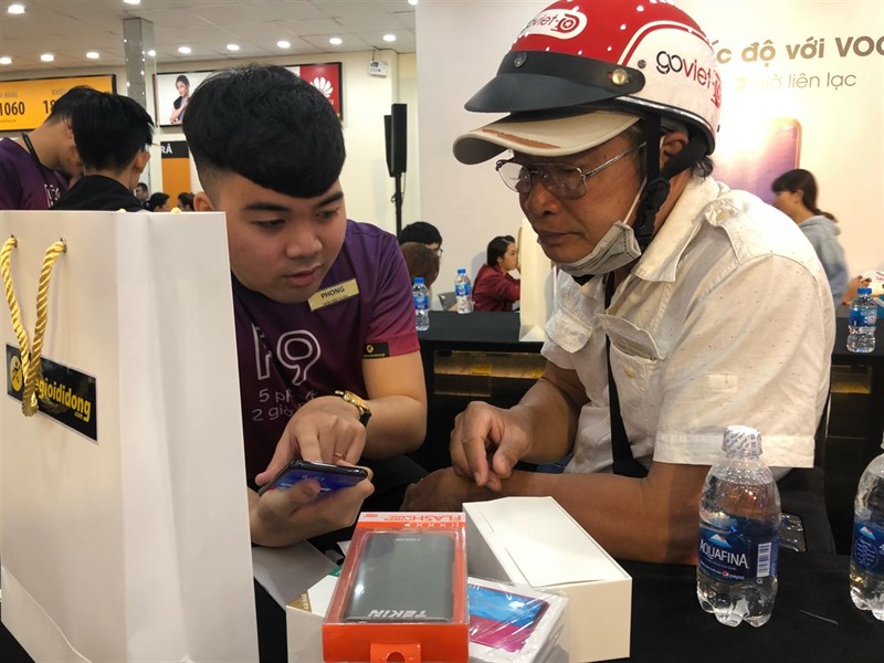 Thế Giới Di Động mở bán và giao hàng OPPO F9 cho 2 vạn khách hàng