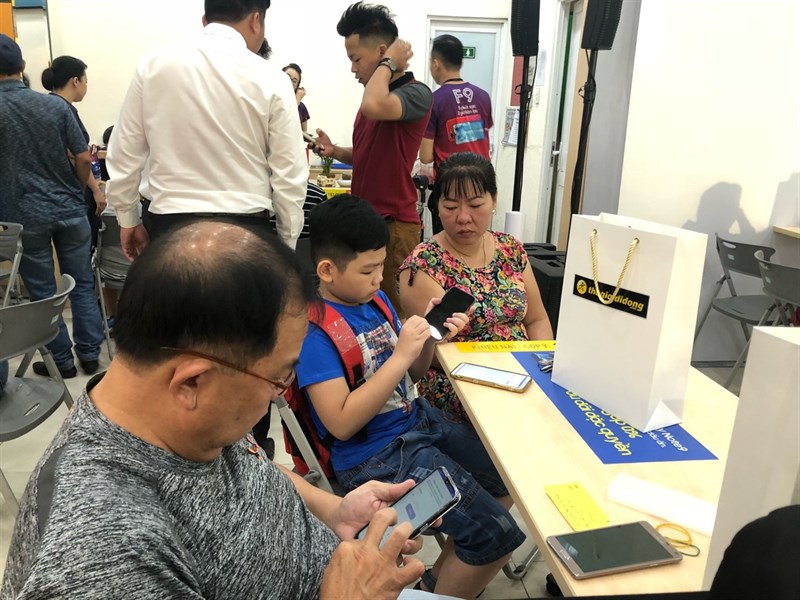 Thế Giới Di Động mở bán và giao hàng OPPO F9 cho 2 vạn khách hàng