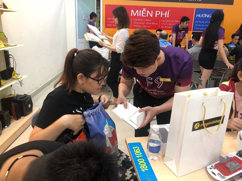 Thế Giới Di Động mở bán và giao hàng OPPO F9 cho 2 vạn khách hàng