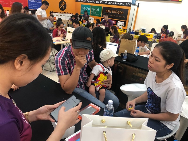 Thế Giới Di Động mở bán và giao hàng OPPO F9 cho 2 vạn khách hàng