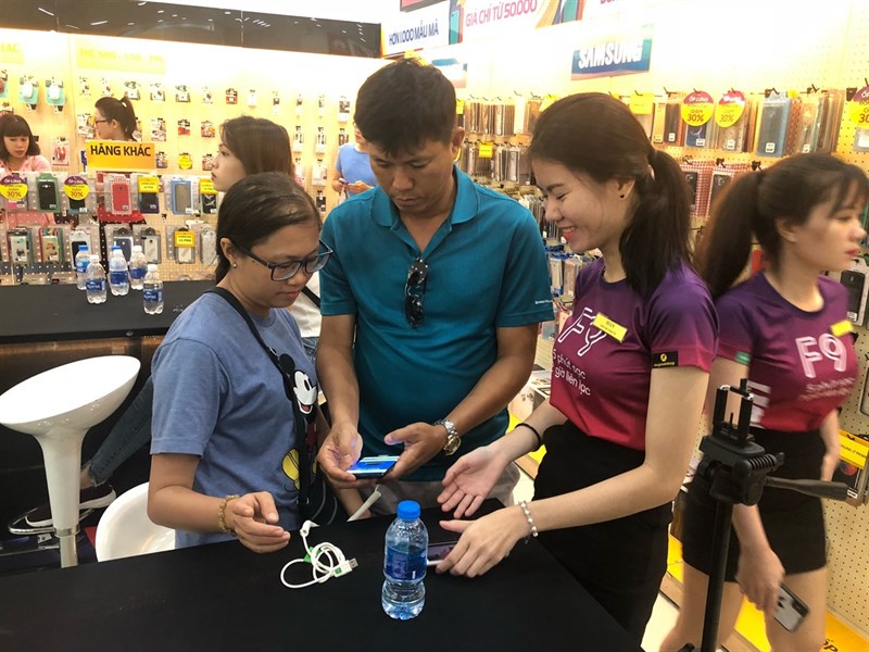 Thế Giới Di Động mở bán và giao hàng OPPO F9 cho 2 vạn khách hàng