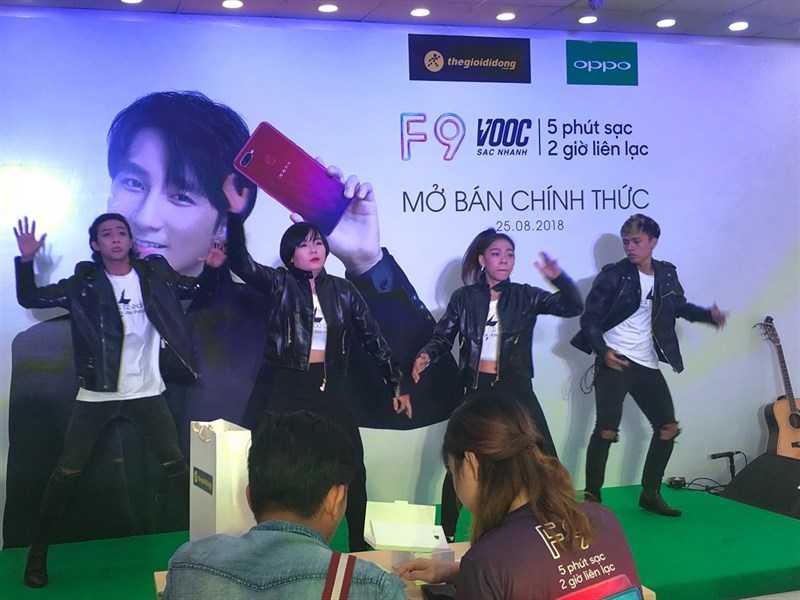Thế Giới Di Động mở bán và giao hàng OPPO F9 cho 2 vạn khách hàng