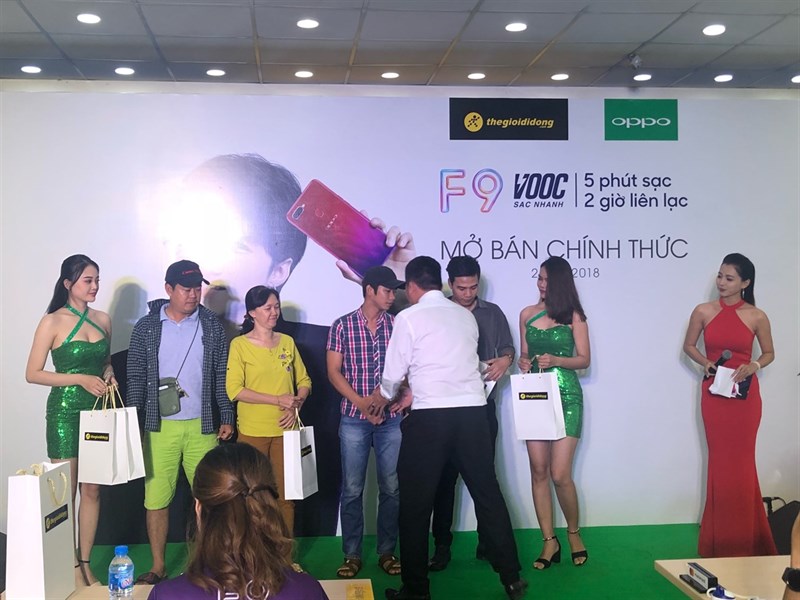 Thế Giới Di Động mở bán và giao hàng OPPO F9 cho 2 vạn khách hàng