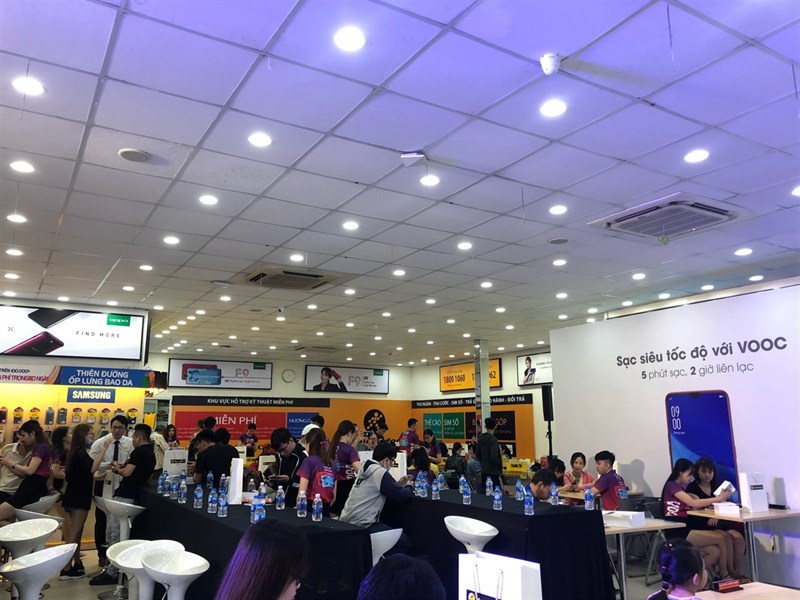 8h hôm nay (25/8), Thế Giới Di Động mở bán và giao hàng OPPO F9 cho 2 vạn khách hàng