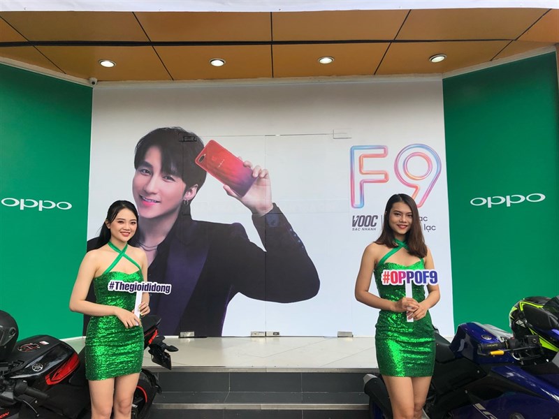 8h hôm nay (25/8), Thế Giới Di Động mở bán và giao hàng OPPO F9 cho 2 vạn khách hàng