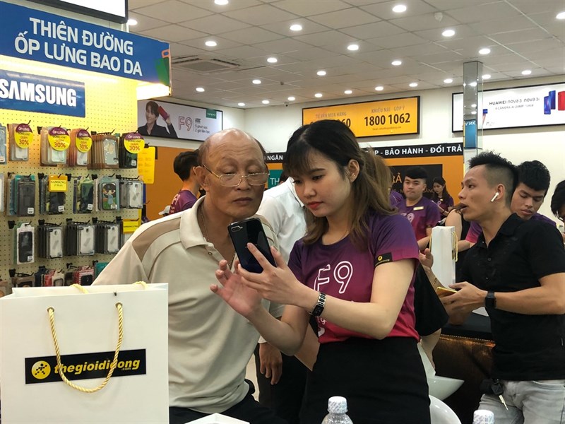 8h hôm nay (25/8), Thế Giới Di Động mở bán và giao hàng OPPO F9 cho 2 vạn khách hàng
