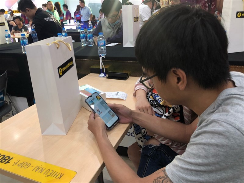 Thế Giới Di Động mở bán và giao hàng OPPO F9 cho 2 vạn khách hàng