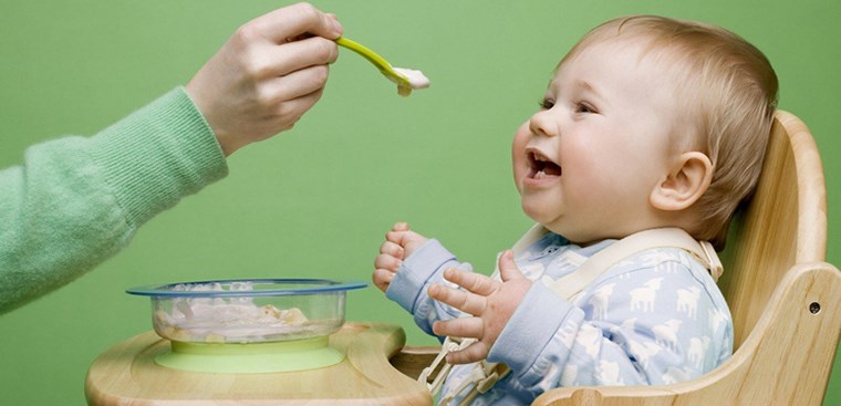Đảm bảo “nguyên tắc làm quen”: cho bé làm quen dần với từng loại thực phẩm khác nhau