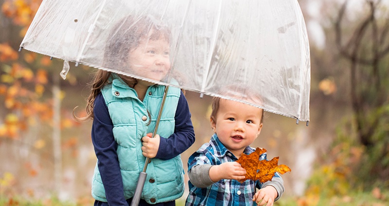 Mùa mưa thời tiết lúc ẩm lạnh, lúc ẩm nóng, cần chọn cho bé quần áo phù hợp 