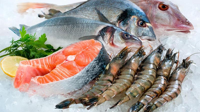 Bổ sung Canxi giúp xương chắc khỏe bằng cách ăn nhiều tôm, cá