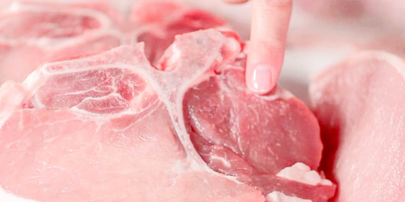 Ấn tay vào thịt để chọn thịt dày và săn chắc