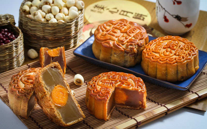 Một món ăn đặc trưng nhất của dịp tết Trung thu mà có lẽ ai cũng sẽ nghĩ đến đầu tiên đó chính là bánh Trung thu Một món ăn đặc trưng nhất của dịp tết Trung thu mà có lẽ ai cũng sẽ nghĩ đến đầu tiên đó chính là bánh Trung thu