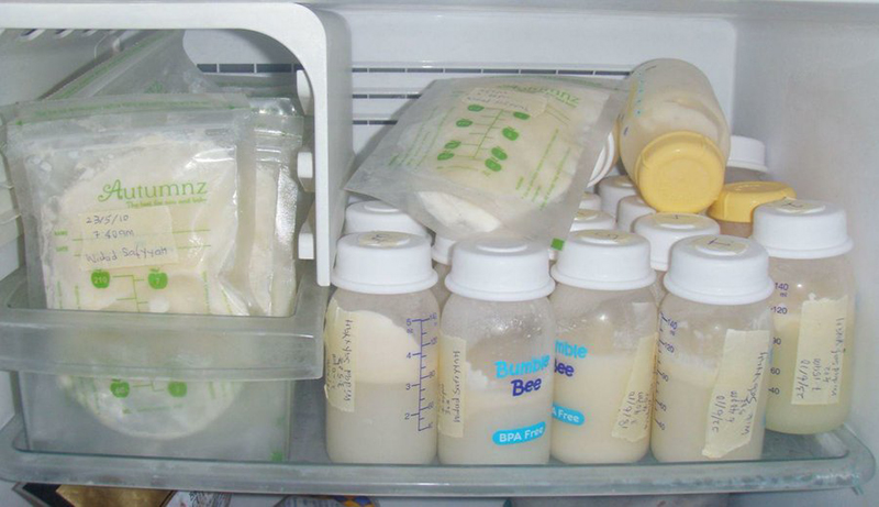 Thức ăn cho bé khi trong tủ lạnh phải đựng trong hộp chứa riêng biệt, hoặc các khay trữ đồ ăn dặm, có nắp đậy kín. Lưu ý, hộp thủy tinh tuyệt đối không được bỏ trên ngăn đá vì nhiệt độ thấp gây nứt, vỡ hộp.
