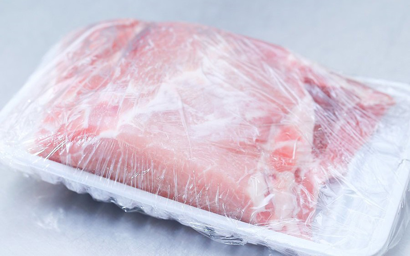Thịt tươi khi mang về, phải rửa thật kỹ để loại bỏ bụi bẩn. Nhớ cắt lát (hoặc khúc) vừa đủ cho một lần chế biến để tiện cho việc rã đông. Tiếp theo, cho thịt vào túi nhựa và bỏ vào tủ lạnh.