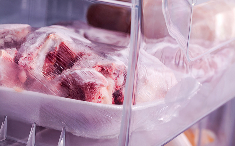  Nếu mua thịt bò được đóng gói sẵn, chỉ cần cho vào túi nhựa rồi bảo quản trong ngăn lạnh. Vì thịt bò chứa nhiều nước, nên cần cẩn thận đừng để nước tràn ra ngăn tủ, gây mất vệ sinh.