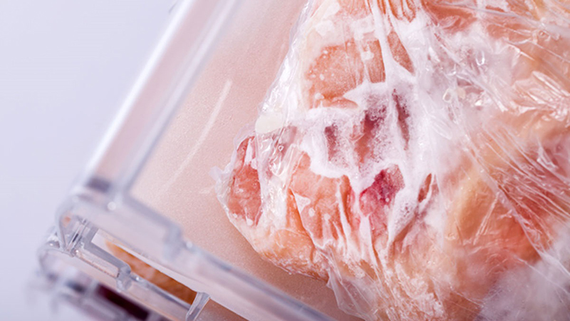 Không nên rửa thịt gà trước khi cho vào tủ lạnh. Bạn chỉ cần cho thịt vào túi nhựa và bỏ vảo tủ đông mà thôi. Lưu ý, gà nguyên con sẽ bảo quản được lâu hơn. Vì gà có mùi khá đặc trưng, nên cần bọc thật kĩ.