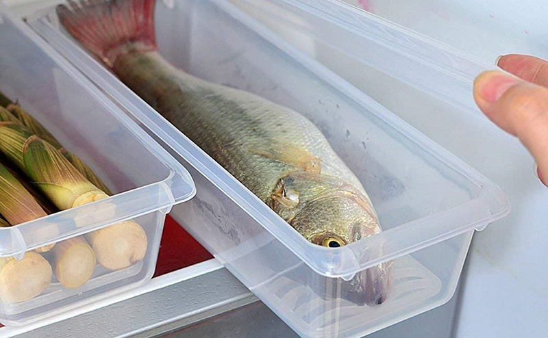 Khi mua cá được đóng gói sẵn và chưa dùng ngay, thì bỏ vào trong túi nhựa và cho thẳng vào tủ. Nếu sợ cá mất tươi ngon sau khi rã đông, hãy dùng muối xoa đều khắp bề mặt cá trước khi cho vào tủ.