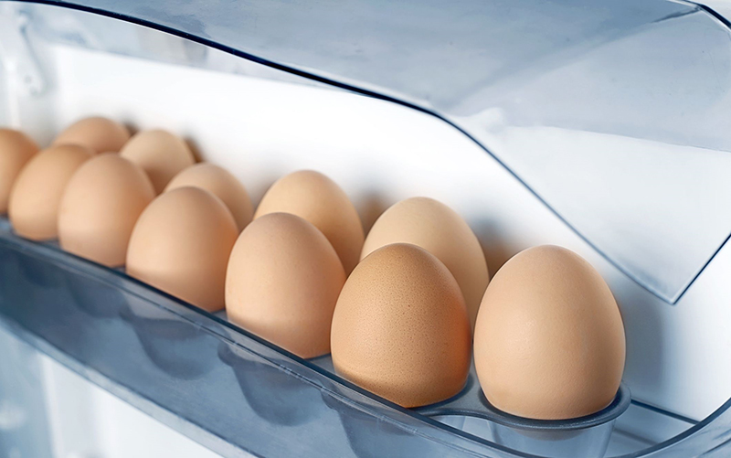 Không nên rửa trứng trước khi cho vào tủ lạnh vì sẽ làm mất đi màng bảo vệ sinh học tự nhiên, đẩy nhanh quá trình biến chất của trứng. Nếu bề ngoài trứng bị bẩn, bạn có thể dùng màng nhựa bọc thực phẩm bao lại.