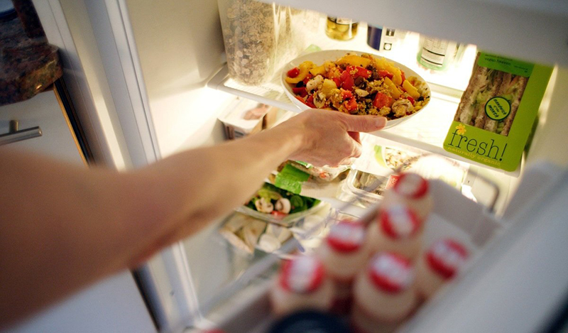 Đối với thức ăn đã nấu chín, để nguội trước khi cho vào tủ lạnh. Vì nếu thức ăn còn nóng mà gặp hơi lạnh đột ngột sẽ sinh độ ẩm cao, tạo điều kiện cho vi khuẩn phát triển. Nên cho tthức ăn đã chín vào tủ lạnh sau khi nấu xong 2 tiếng