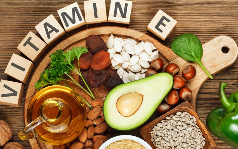 Vitamin E lại là một 'chiến binh' hàng đầu trong việc giúp cân bằng độ ẩm tự nhiên cho làn da