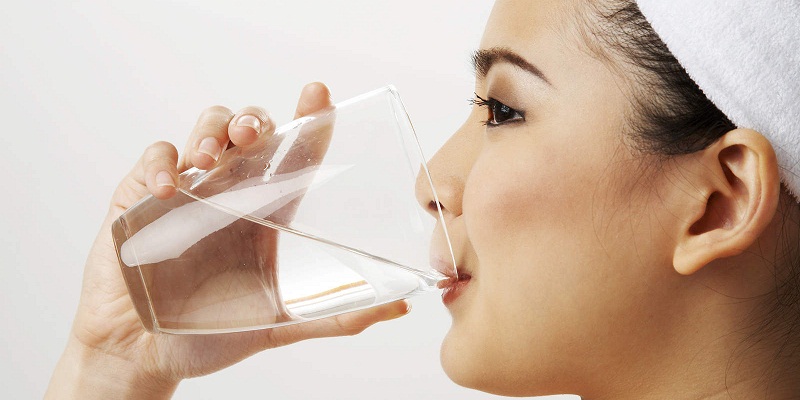 Những ngày đầu sau khi niềng, nên súc miệng bằng nước muối sinh lý hoặc nước súc miệng chuyên dụng để giảm đau.