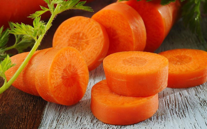 Khi ăn cà rốt cũng sẽ giúp khoang miệng kích thích tiết nước bọt giúp trung hòa và phân giải các vi khuẩn, giúp bảo vệ răng và nướu