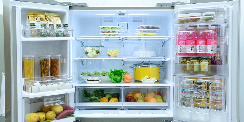 Phân loại thực phẩm, vứt bỏ hết tất cả những đồ ăn quá hạn hay đã bốc mùi trong tủ lạnh.