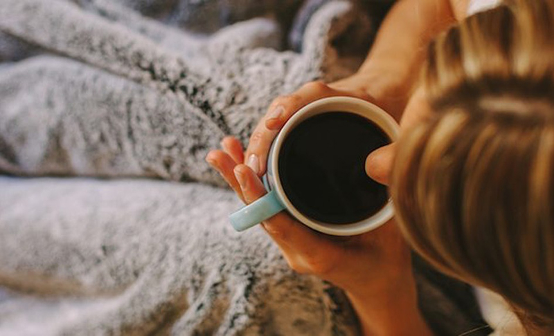 Cà phê có chứa caffeine, còn thuốc lá lại chứa nicotin. Đây là hai chất gây ảnh hưởng tới hệ thần kinh trung ương và làm tăng nhịp tim, tăng huyết áp, đồng thời khiến bạn bị mất ngủ và còn đi tiểu nhiều trong đêm.