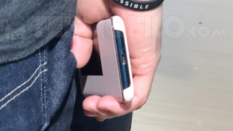 Đáy máy có cổng USB-C