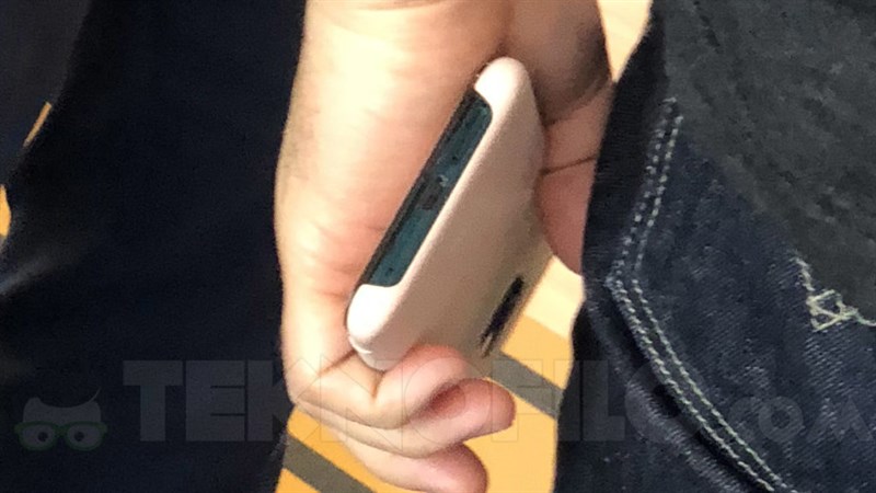 Đáy máy có cổng USB-C