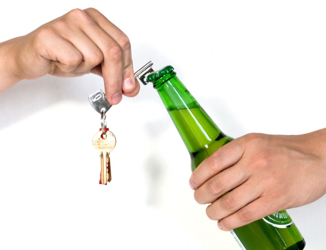 Dùng chìa khóa để mở nắp chai vô cùng đơn giản.