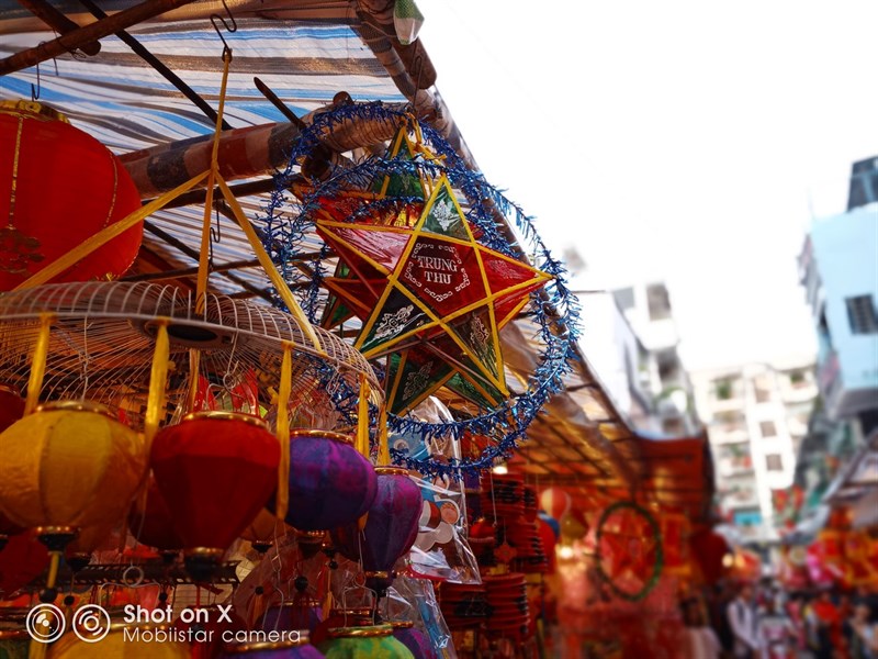 Ngẩn ngơ với Trung thu đầy màu sắc qua bộ ảnh được chụp từ Mobiistar X