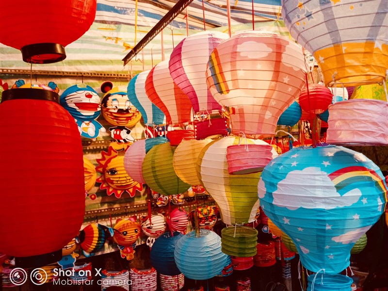 Ngẩn ngơ với Trung thu đầy màu sắc qua bộ ảnh được chụp từ Mobiistar X