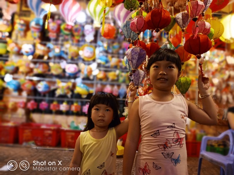 Ngẩn ngơ với Trung thu đầy màu sắc qua bộ ảnh được chụp từ Mobiistar X