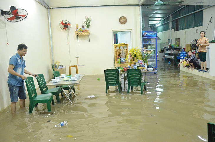 Sàn nhà trũng thấp, thường xuyên bị ngập nước nên mua chân đế tủ lạnh