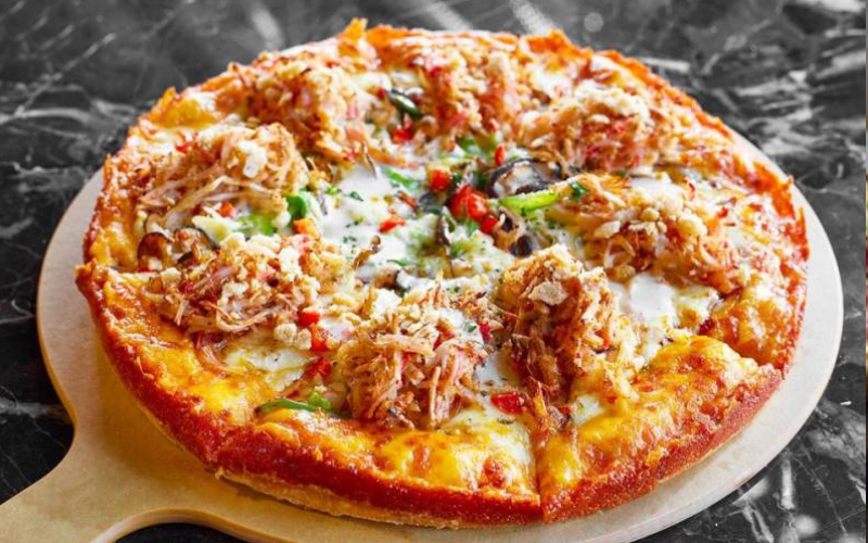 For processed meats like sausages, shredded meat, braised meat,... you can combine them with vegetables to make a delicious pizza. Don't worry, the taste of this pizza will not be difficult to eat because in fact, pizza is a type of cake baked with various ingredients.