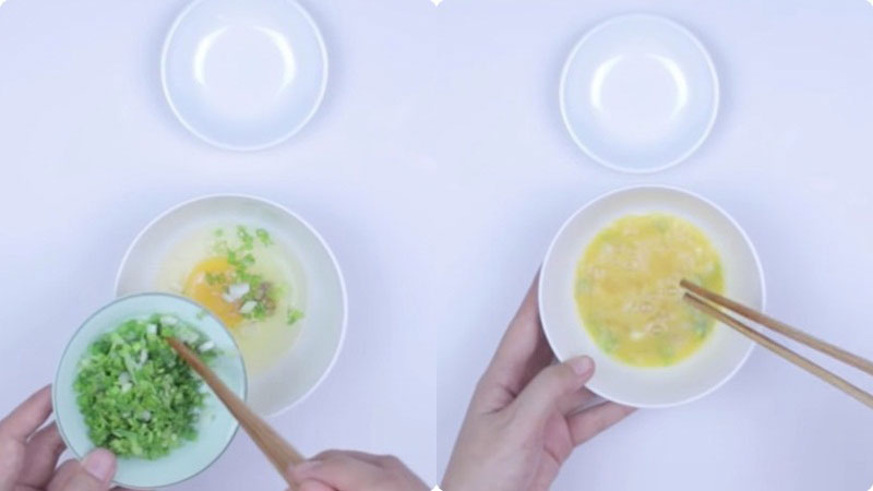 Cho trứng, hành lá, một ít tiêu vào chén nhỏ và nêm nếm gia vị để trứng không bị quá nhạt khi ăn, rồi trộn đều các nguyên liệu lại với nhau.