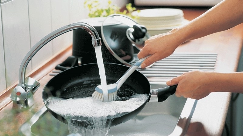 Sai lầm khi rửa chảo bằng bàn chải hoặc miếng rửa kim loại