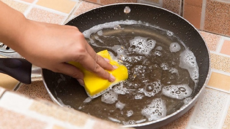 Thói quen rửa chảo ngay sau khi sử dụng dễ làm bong tróc lớp chống dính