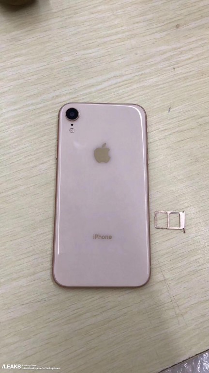 Với kích thước màn hình lớn 6.1 inch và kiểu dáng sang trọng, iPhone màu rose gold là một trong những chiếc điện thoại hấp dẫn nhất hiện nay. Vừa có thể giúp bạn tạo phong cách nổi bật, vừa đem lại trải nghiệm sử dụng tuyệt vời với nhiều tính năng thông minh và hiện đại.