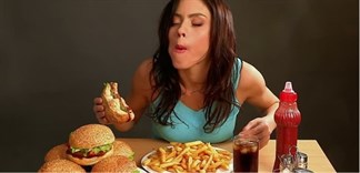 Những thói quen ăn uống sai lầm có hại cho hệ tiêu hóa