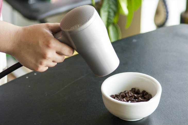 Hướng v&ograve;i sấy của m&aacute;y sấy v&agrave;o t&ocirc; socola v&agrave; bật