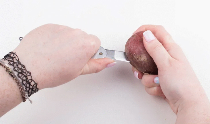 Làm sạch vết rỉ trên dao bằng khoai tây