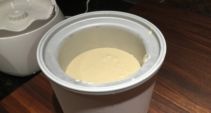 Đổ nguyên liệu quá nhiều vào máy làm kem khiến kem dễ tràn ra ngoài, chất lượng kém, bạn chỉ nên đổ nguyên liệu vào khoảng 2/3 dung tích tô đựng kem