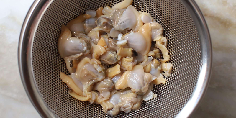 Nghêu rửa sạch để ráo nước