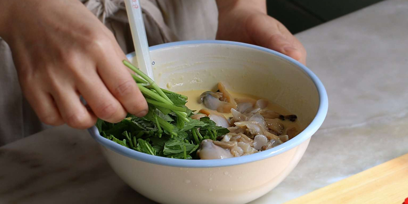 Trộn các nguyên liệu với bột