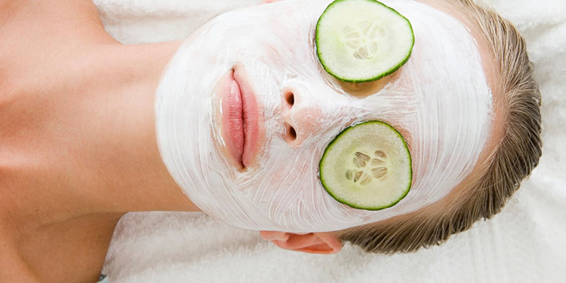 Dùng sữa chua để làm mặt nạ dưỡng da nên chọn sữa chua không đường sẽ tiên hơn.