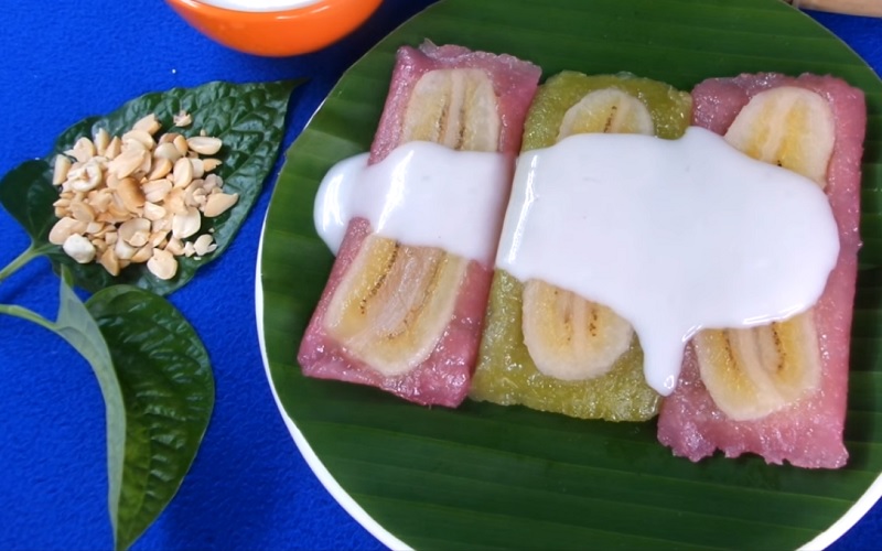 Ăn bánh nậm với nước cốt dừa và đậu phộng