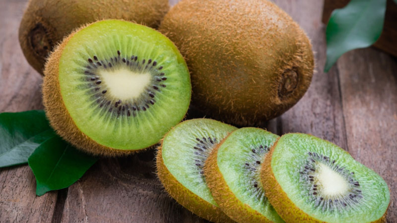 Trung bình, mỗi trái kiwi chứa khoảng 10g carb và hơn 2g chất xơ
