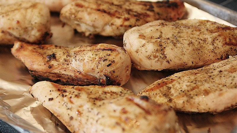 Thịt gà là một trong số ít những thực phẩm có lượng carb gần như bằng 0